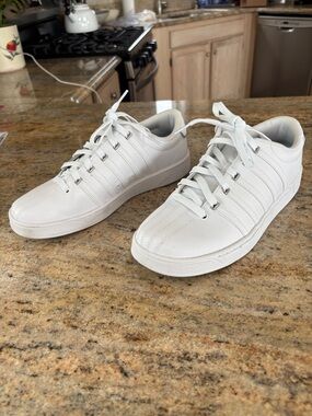 K-Swiss Womens size 9 White Low-Top Lace-Up Sneakers with Subtle Stitching